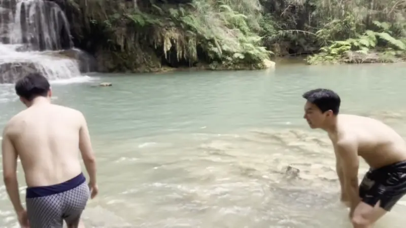 꽝시 폭포에서 물싸움하는 친구들