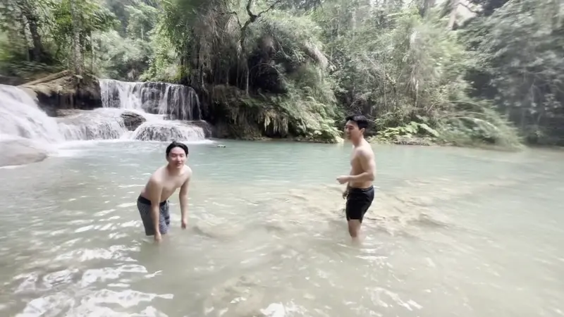 꽝시 폭포에서 물싸움하는 친구들