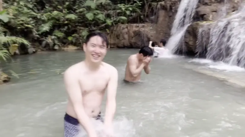 꽝시 폭포에서 물싸움하는 친구들