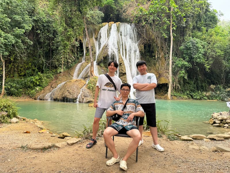 The group photo in Khoun Moung Keo waterfall
