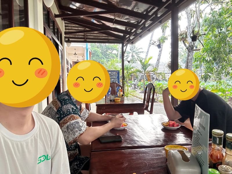 The group photo with breakfast