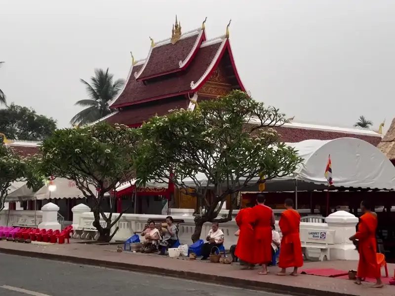 시작된 탁발 행렬