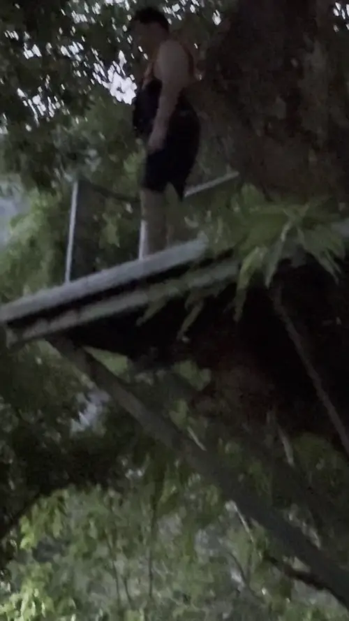 블루 라군 1에서 다이빙하는 블로거