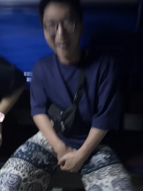 바지의 구멍을 가리는 친구