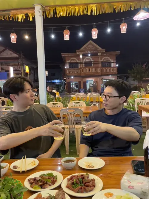 건배하는 친구들