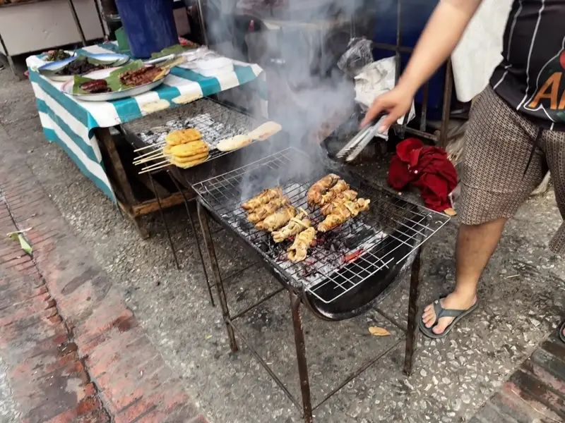루앙 프라방 아침 시장 오징어 요리