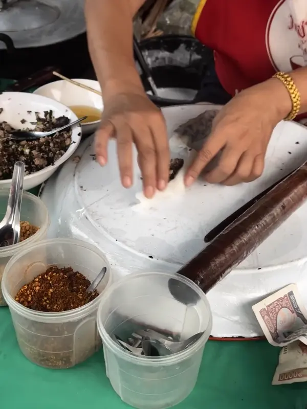 이름 모를 롤을 말고 있는 아주머니