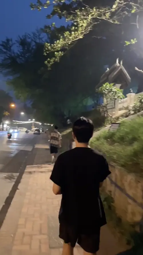 새벽에 탁발 행렬이 지나가는 거리로 향하는 블로거와 친구들