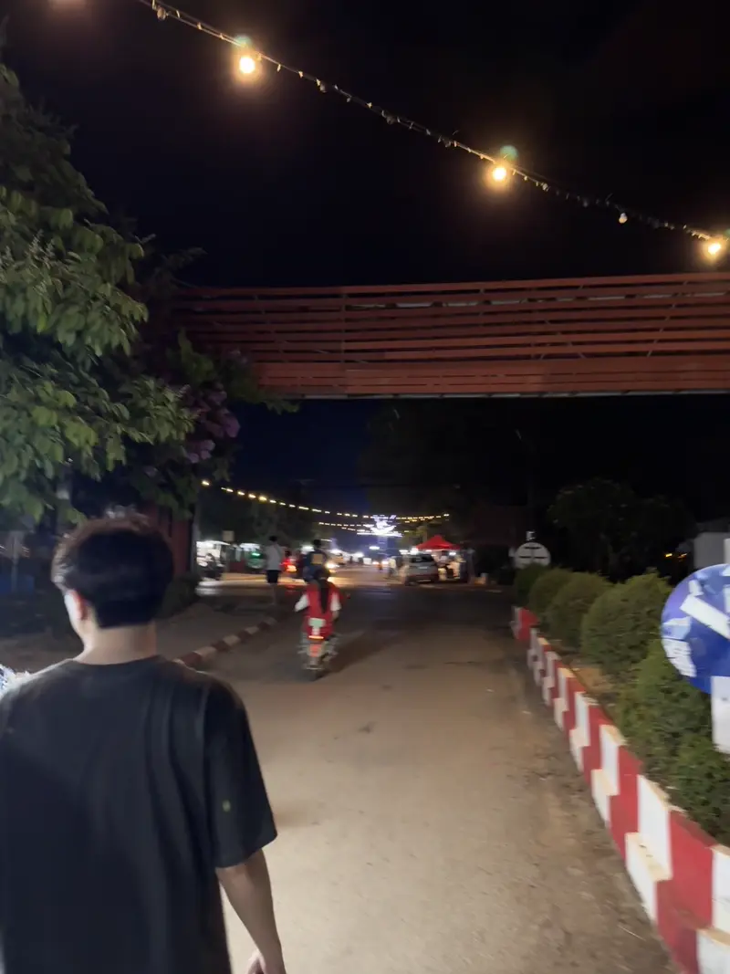 여행사를 알아보기 위해 외출 중인 블로거와 친구들