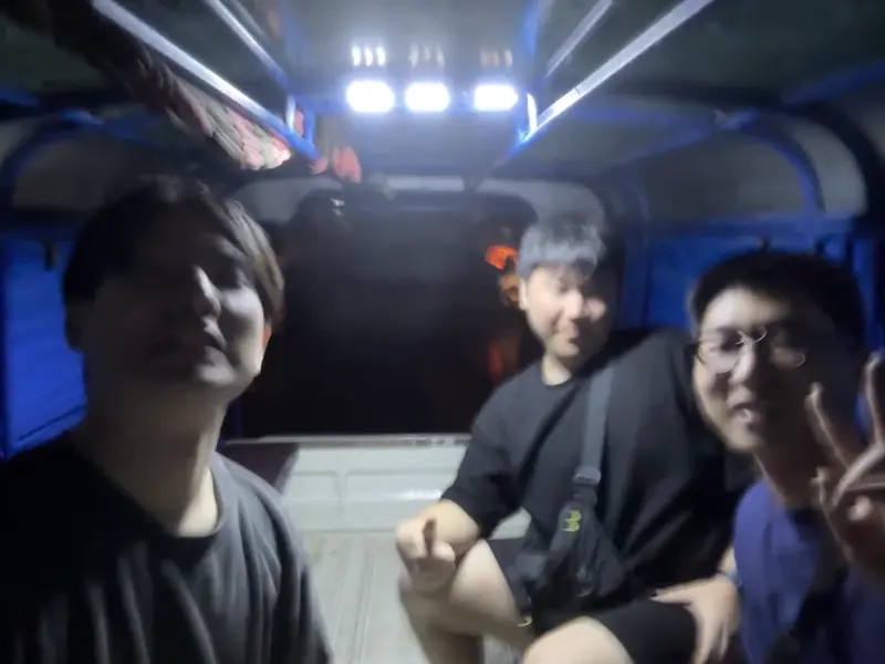 툭툭 위에서 친구들과의 단체 사진