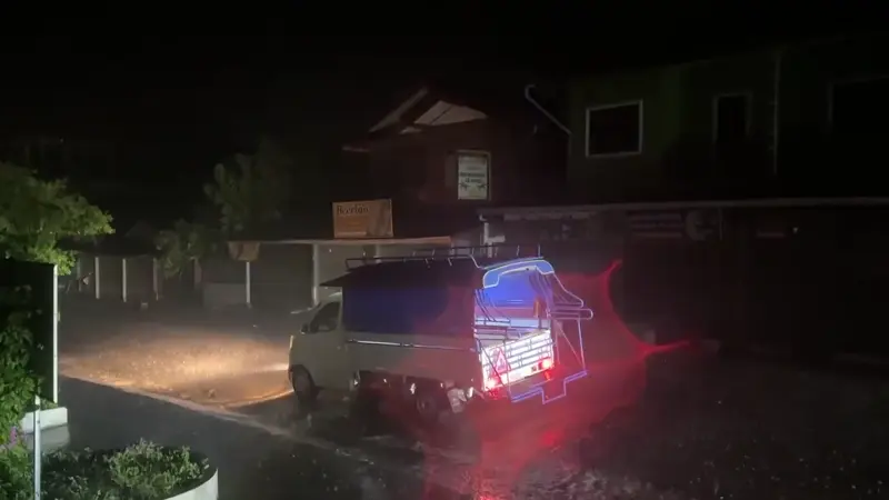 스콜 속의 툭툭