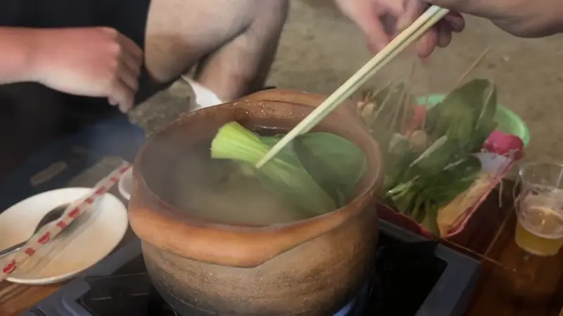 육수에 재료를 넣고있는 블로거와 친구