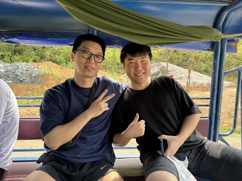 툭툭 위에서 블로거와 친구