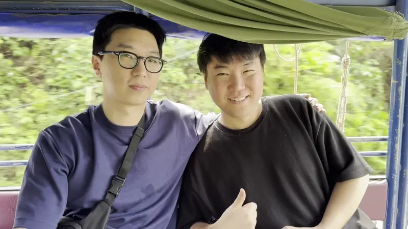 블로거와 친구가 사진 찍는 중에 곰 사진을 자랑하시는 옆자리 아저씨