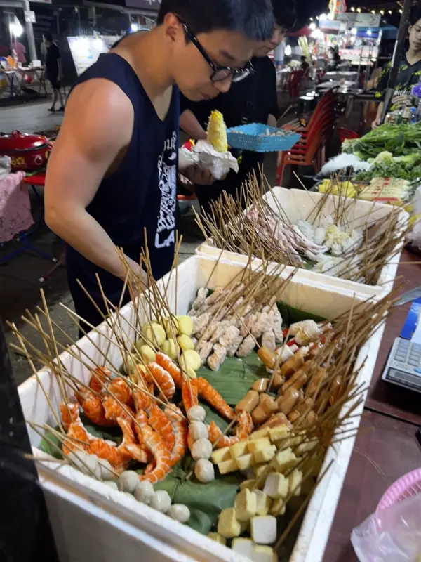 샤부샤부 재료를 고르는 중인 블로거와 친구