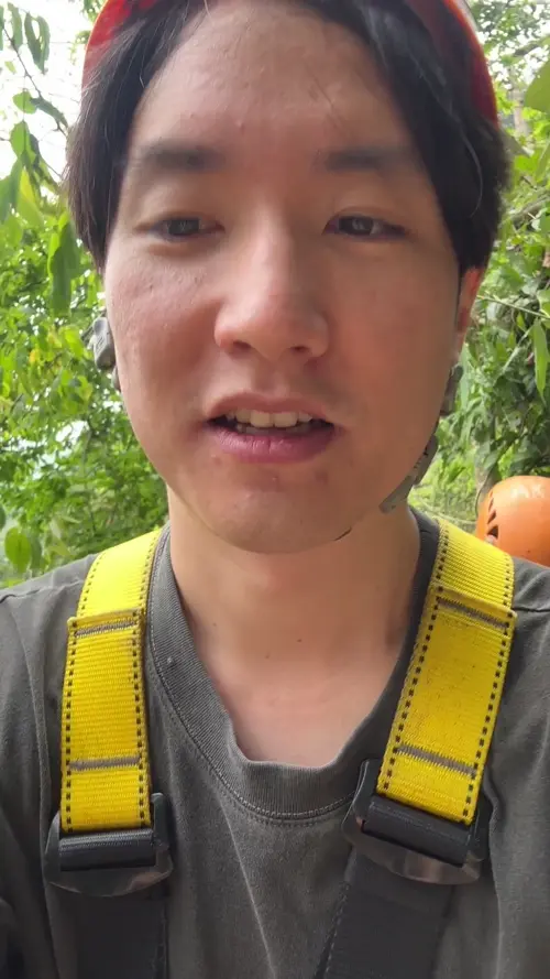 다음 포인트로 걸어 올라가는 블로거와 친구