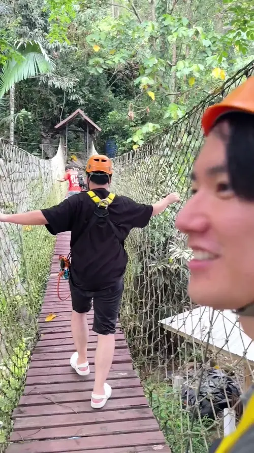 집라인을 타기 위해 흔들다리를 건너는 중인 블로거와 친구