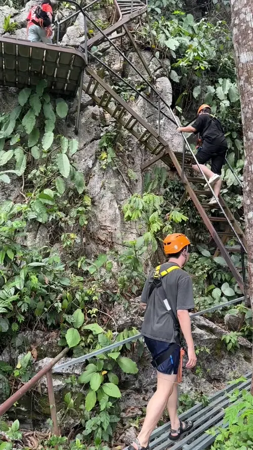 집라인을 타기 위해 산을 올라가는 중인 블로거와 친구