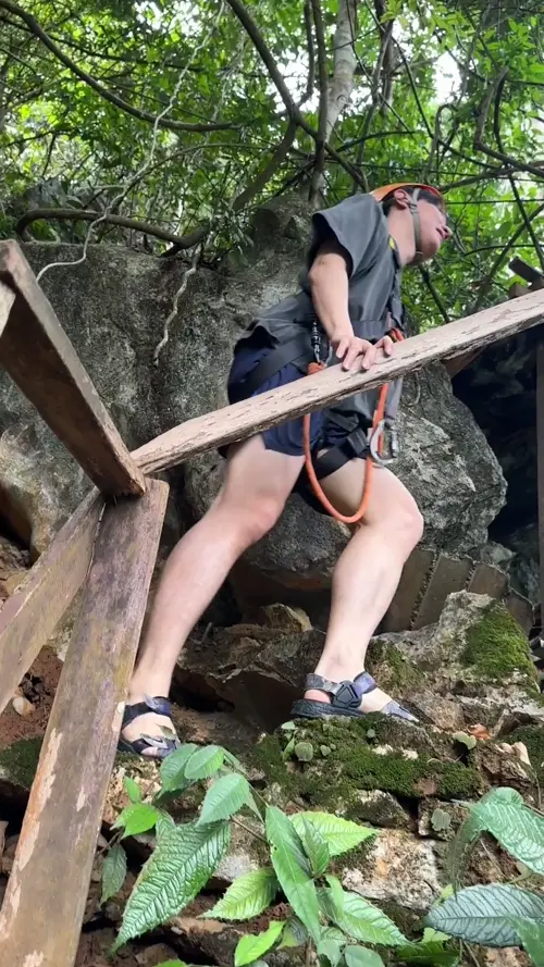 집라인을 타기 위해 산을 올라가는 중인 블로거와 친구