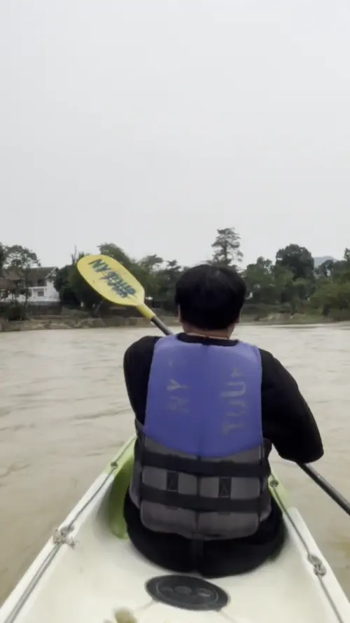 남송강에서 카약킹 중인 블로거