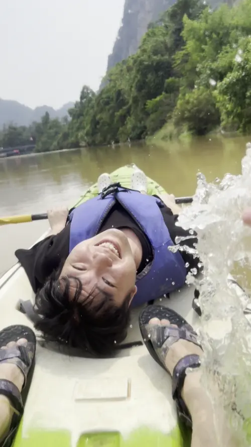 남송강에서 카약킹 중 친구에게 물세례를 맞은 블로거