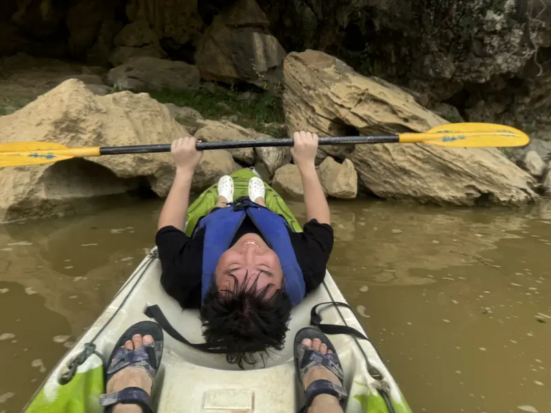 남송강에서 카약킹 중 보트 위에 누워있는 블로거