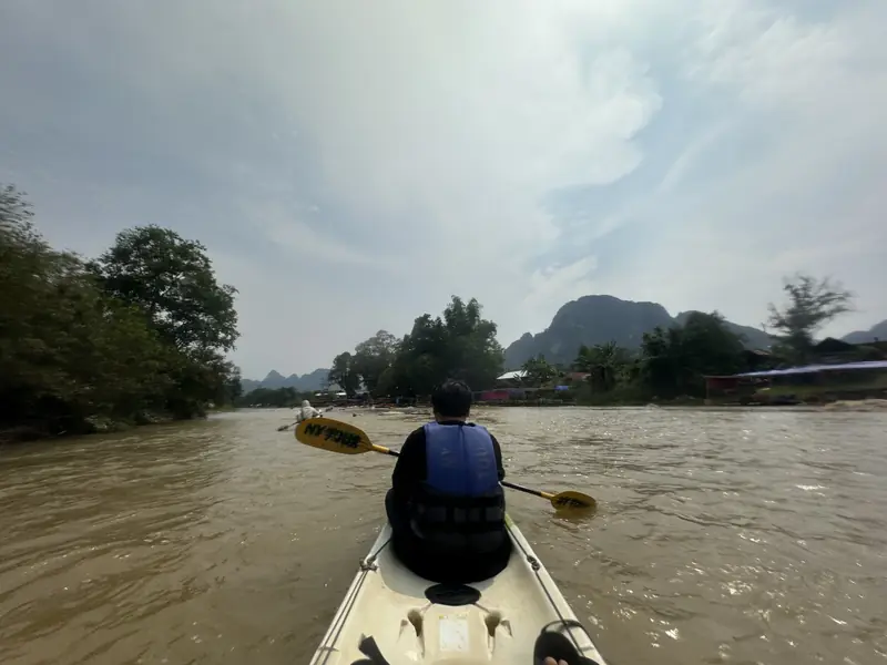 남송강에서 카약킹 중인 블로거