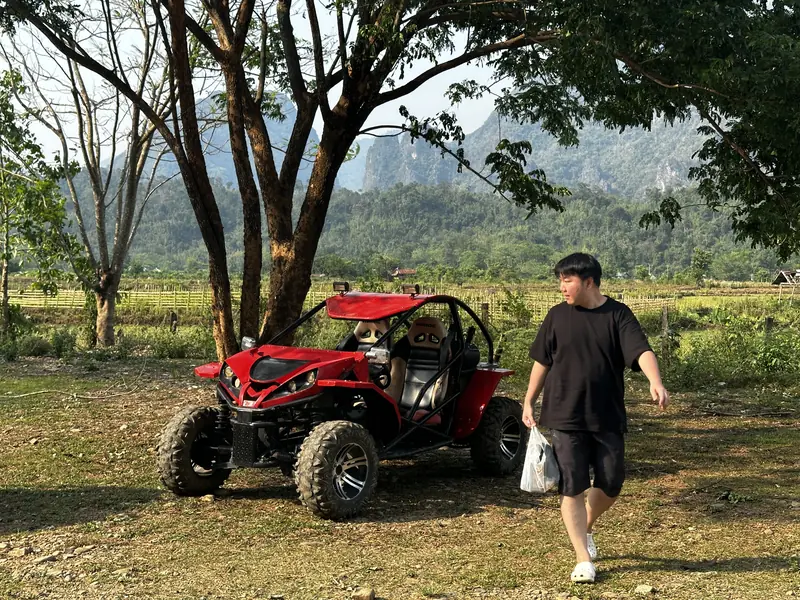 버기카를 주차하고 떠나는 중인 블로거