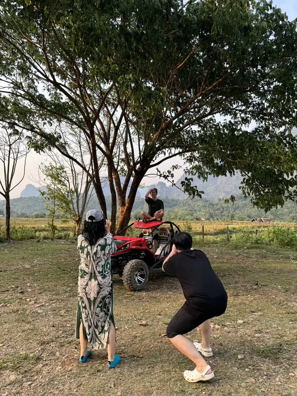 버기카 위의 친구를 촬영 중인 블로거와 이상한 아주머니