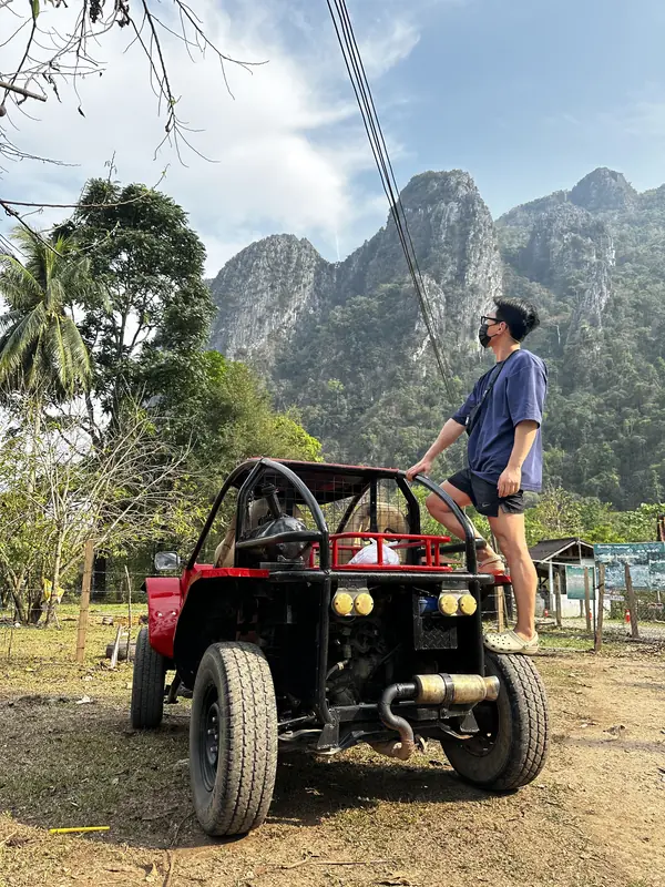 버기카 위에 친구