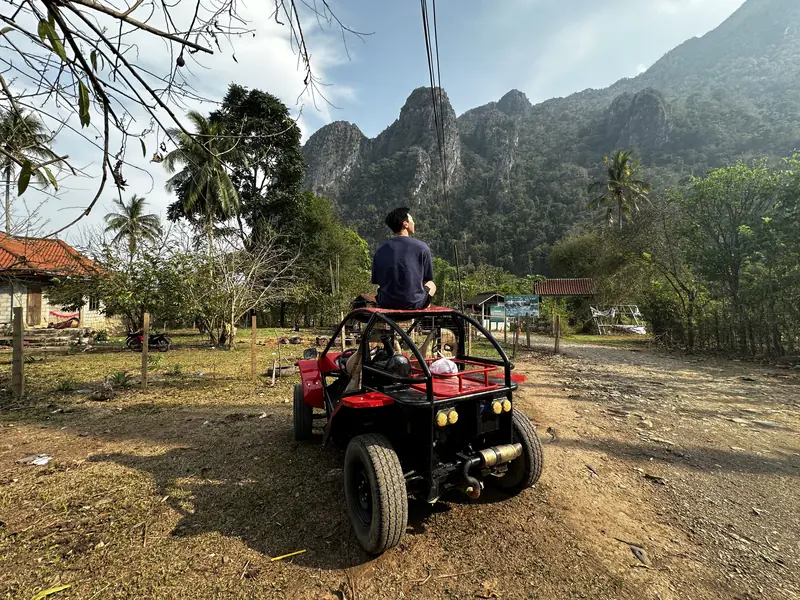 버기카 위에 친구