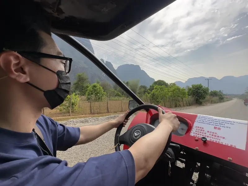 버기카 라이딩 중인 친구