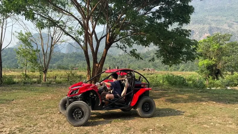 버기카를 주차 중인 친구