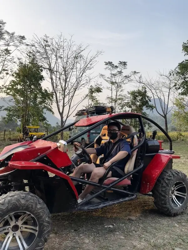 버기카 운전석에서 사진 찍는 자세를 잡는 친구