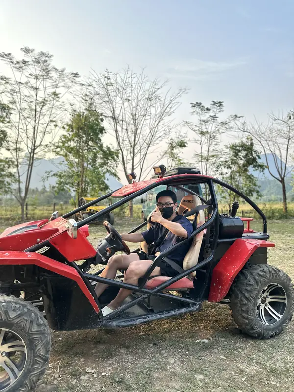 버기카 운전석에서 사진 찍는 자세를 잡는 친구