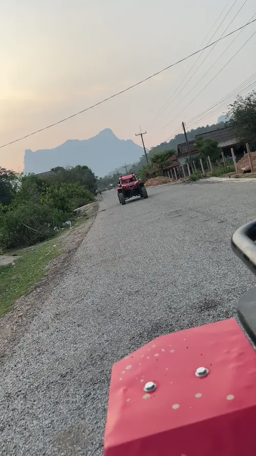 뒤에서 버기카를 운전하며 손을 흔드는 친구