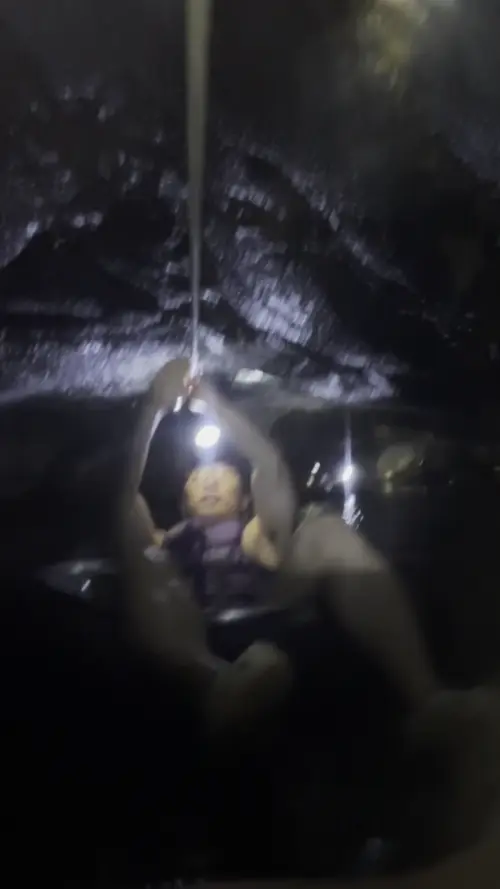 남 동굴에서 튜브를 타고 있는 친구