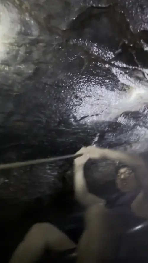 남 동굴에서 튜브를 타고 있는 친구