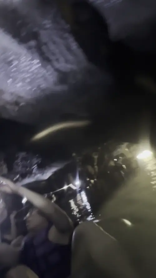 남 동굴에서 튜브를 타고 있는 친구