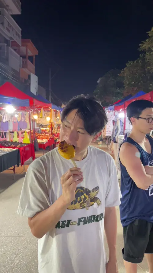 야시장에서 튀긴 밥을 먹는 중인 친구