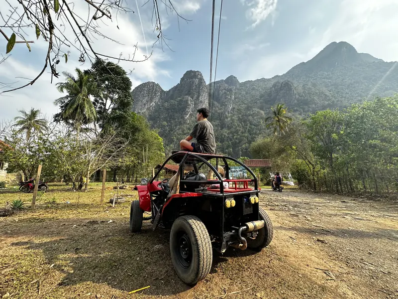 버기카 위에 친구