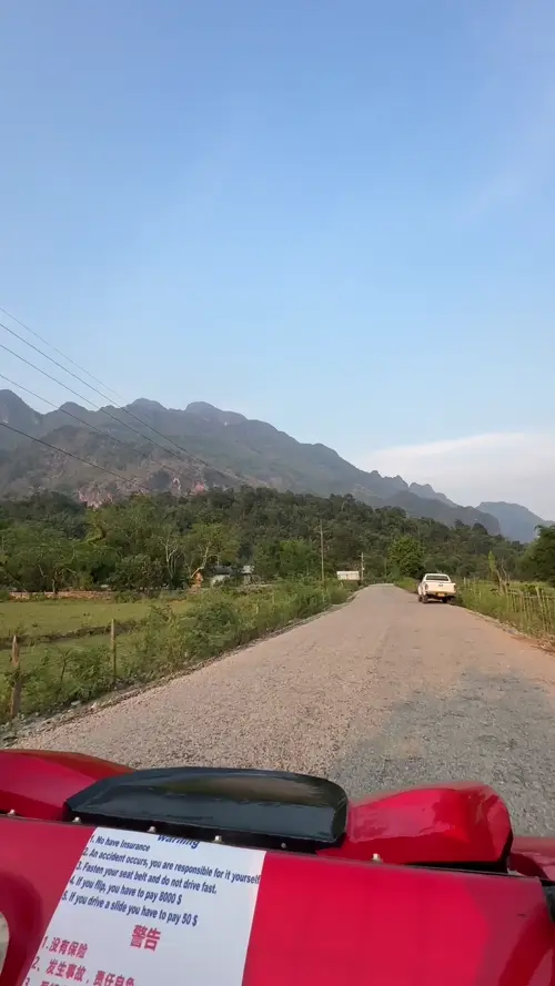 버기카를 운전하는 친구