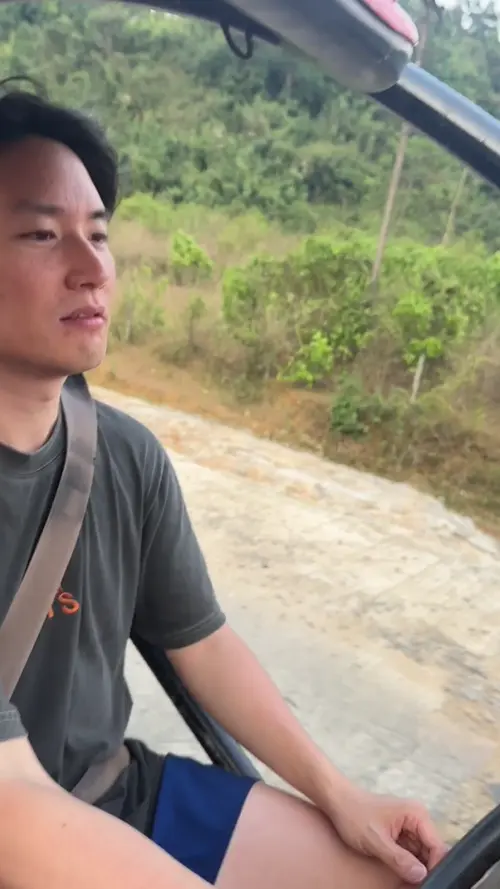 버기카를 운전하는 친구