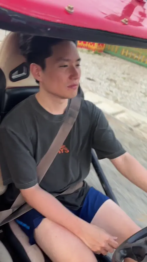 버기카를 운전하는 친구