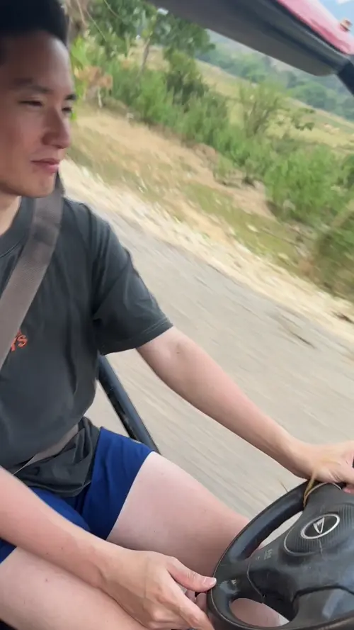 버기카를 운전하는 친구