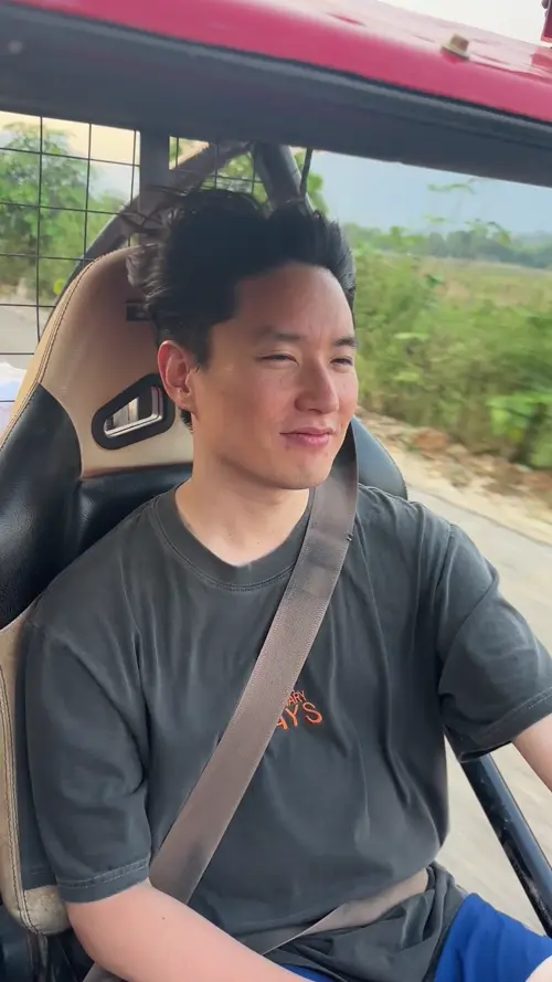 버기카를 운전하는 친구