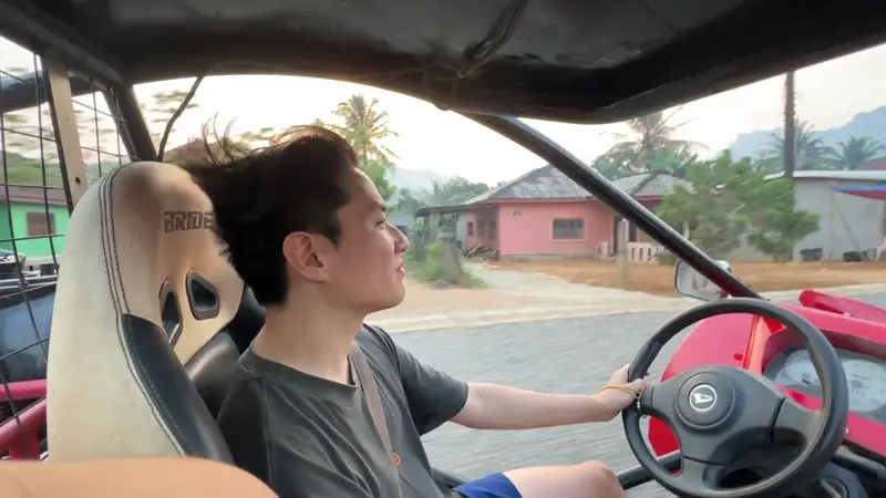 버기카를 운전하는 친구