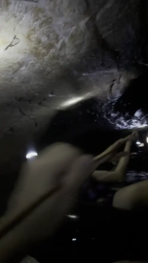 남 동굴에서 튜브를 타고 있는 친구