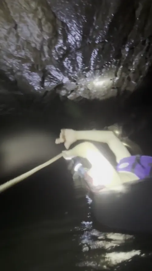 남 동굴에서 튜브를 타고 있는 친구