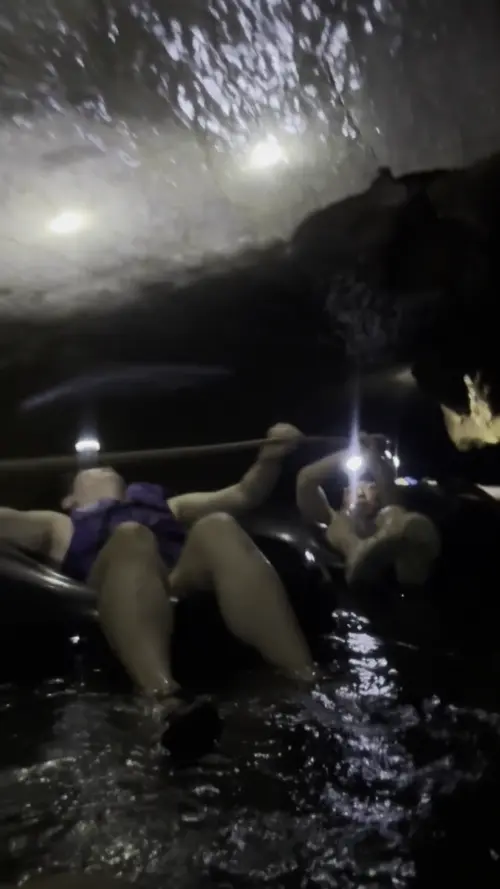남 동굴에서 튜브를 타고 있는 친구